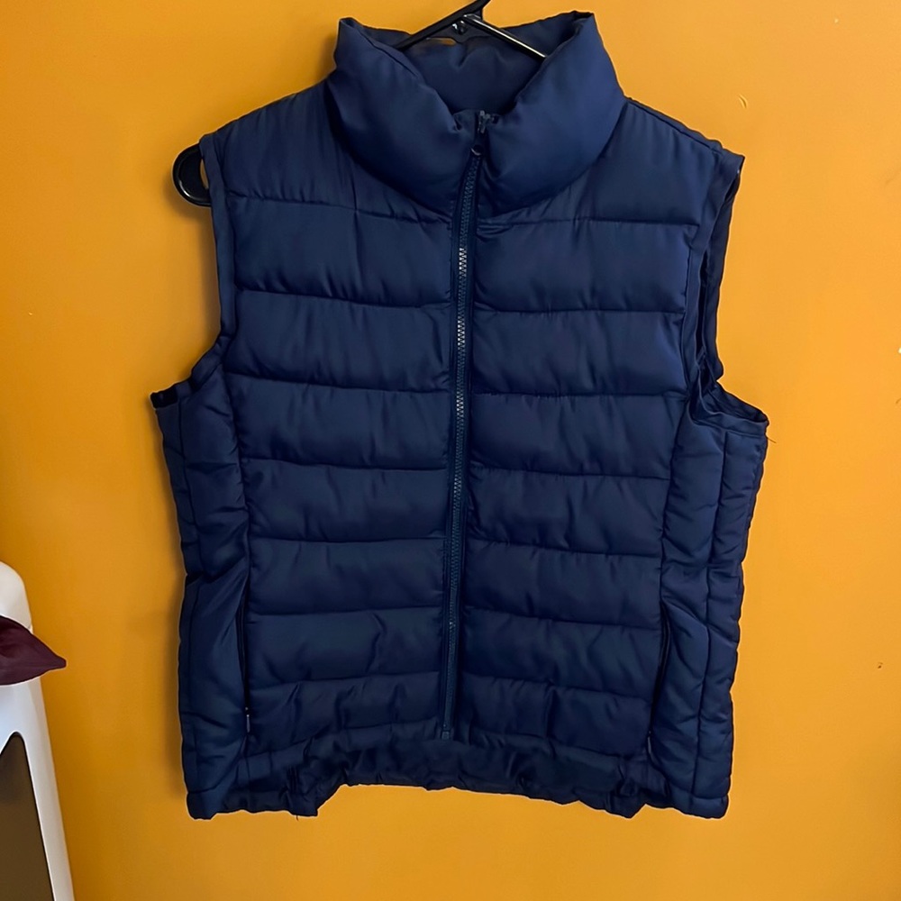 Woman Vest Size XL fits like a Medium